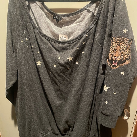 Torrid Charcoal Grey Tiger Off Shoulder Sweatshirt size 5 NWT - Picture 5 of 8